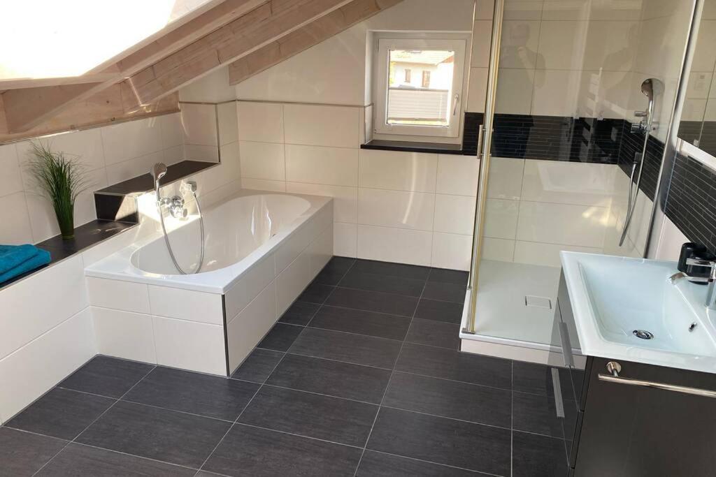 Lichtdurchflutete Wohnung Mit Grosser Dachterrasse Bruckmuhl Bagian luar foto