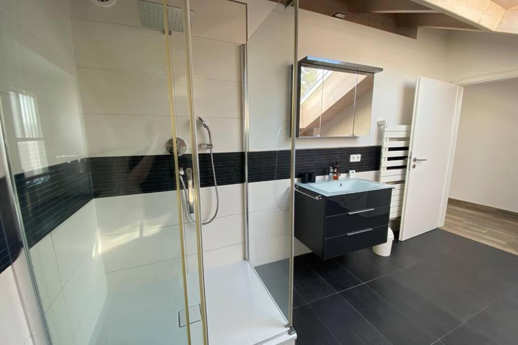 Lichtdurchflutete Wohnung Mit Grosser Dachterrasse Bruckmuhl Bagian luar foto